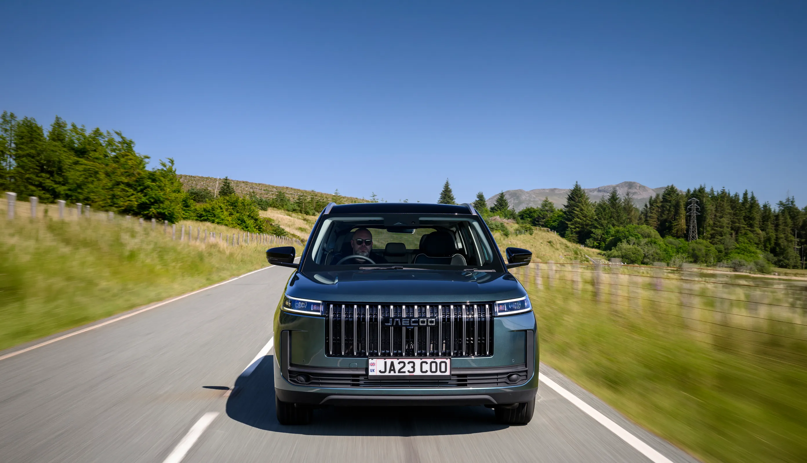 JAECOO 5 SHS Hybrid on the road