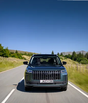 JAECOO 5 SHS Hybrid on the road